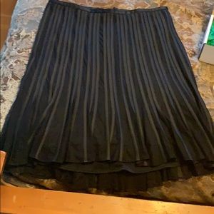 Black JS COLLECTIONS skirt w/ slip✨